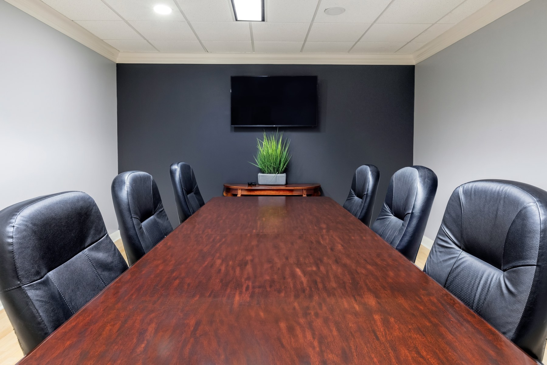 Small meeting room at Scenic Office Suites for 4-person discussions